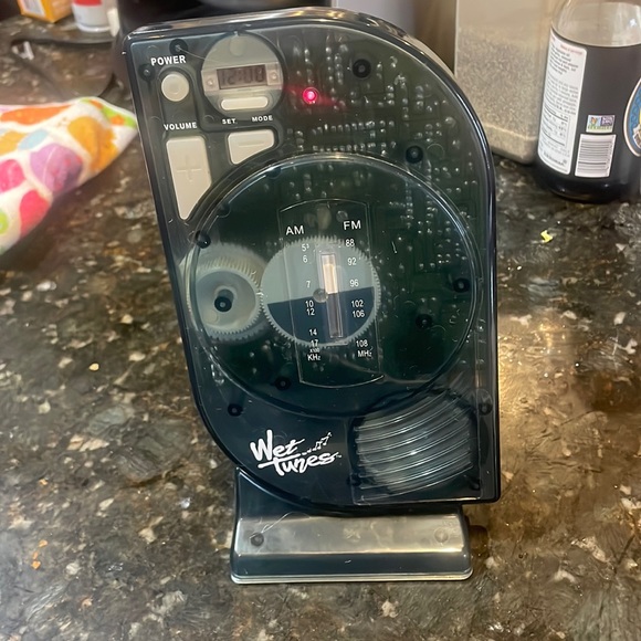 Wet Tunes Shower Radio!! - Picture 1 of 7